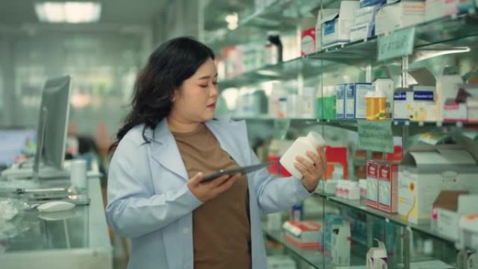 亚洲女药剂师在零售药房检查货架上的库存