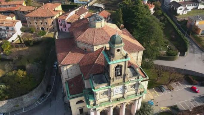 无人机拍摄的历史教堂及其周围环境