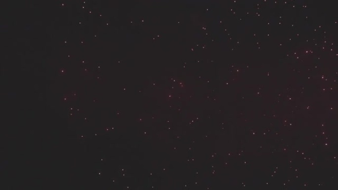 五彩缤纷的烟花节。美丽的红色烟花特写在慢动作。用长焦镜头拍摄夜空中真正的烟火。烟花表演。120fps