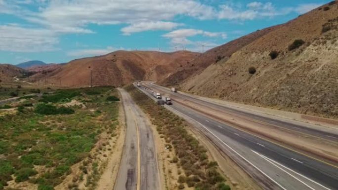 加利福尼亚州58号公路的无人机空中飞行视图。Tehachapi在远处通过风力涡轮机