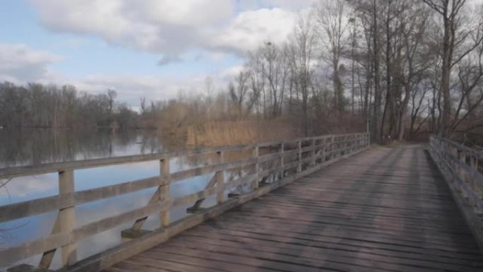 小湖上的木桥视图木桥风光湖水木桥湖景木桥