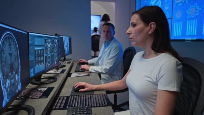 女性和男性放射科医生分析头部的MRI扫描