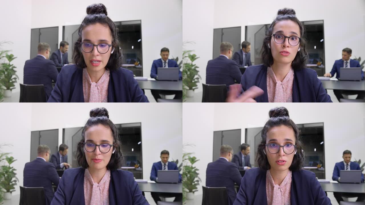 LD年轻女子坐在办公室里，在视频会议上讲话