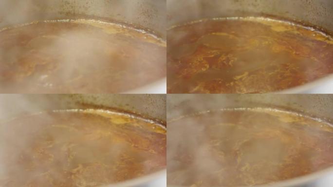 在锅中煮沸的肉汤的细节照片