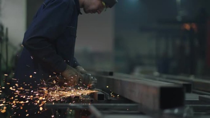 工人在研磨金属板。专业机械师正在切割钢金属。钢铁工人在慢动作工作中的金属磨削劳动力经济