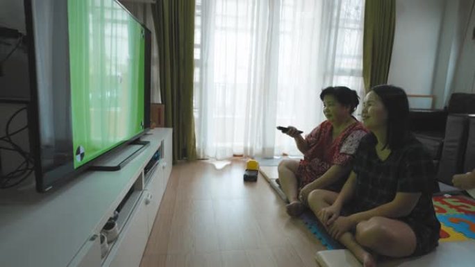 幸福的家庭在家里看电视