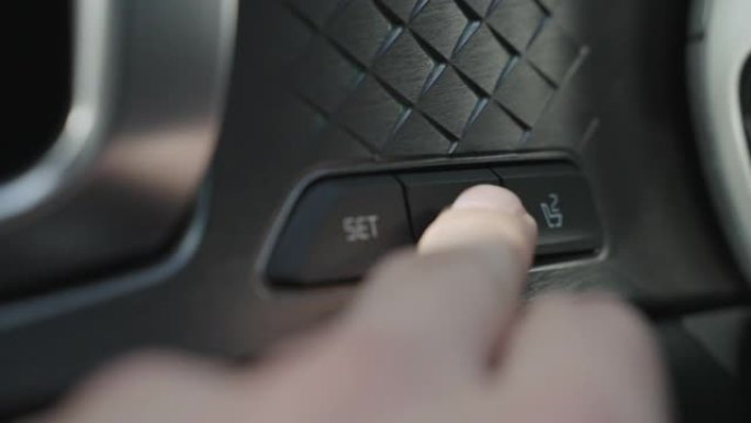 用于设置和记忆驾驶员座椅的控制按钮，电动玻璃打开，新豪华车内部的门把手