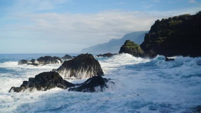 海浪在崎shoreline的海岸线上坠毁