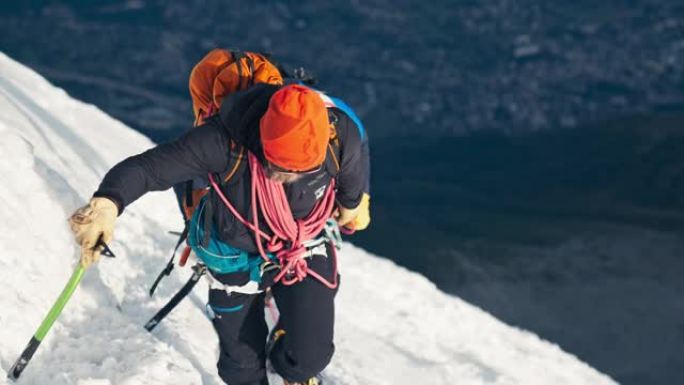 一队登山者在山顶上移动。冬季冒险