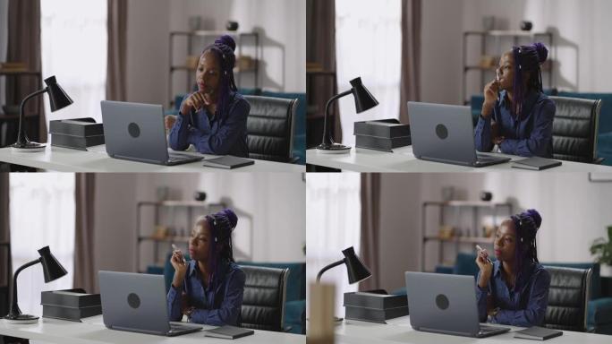 美国黑人妇女正在看笔记本电脑和听力学习网络研讨会或在线讲座的屏幕