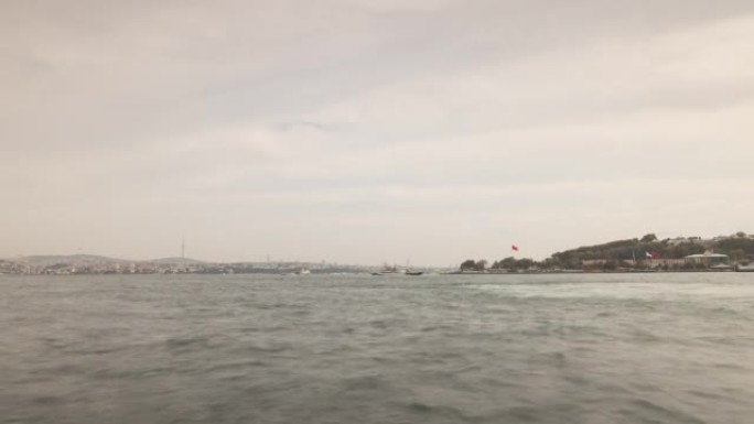 阴天伊斯坦布尔市河水交通湾景观4k延时土耳其
