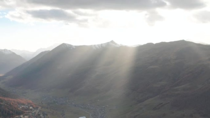 秋天的山脉和山谷美景