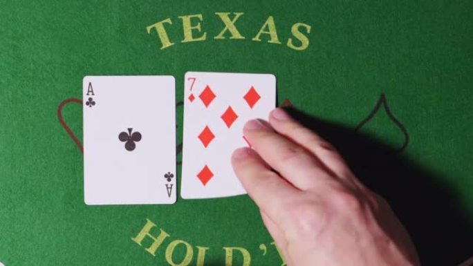 扑克: 发牌人在绿色桌子上发放牌 (顶视图)