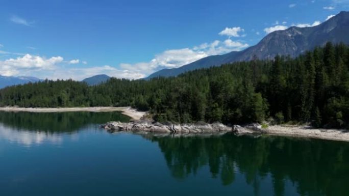 山湖宁静时刻的空中风景