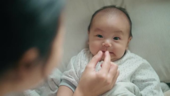 快乐的新生婴儿和他的母亲一起享受。