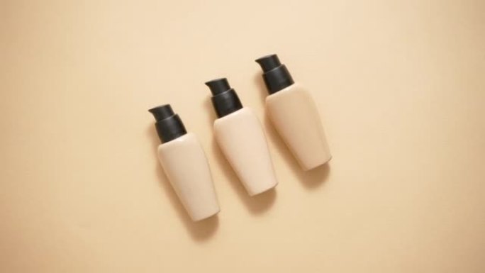 瓶装三种不同色调的米色化妆粉底