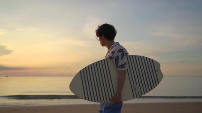 年轻人背着skimboard去海滩