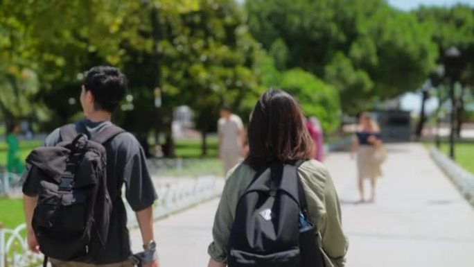 年轻夫妇的游客在度假时走在集市街