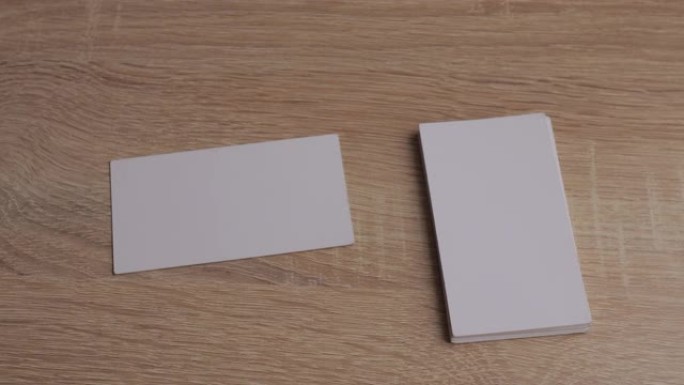 桌子上的空白白纸名片