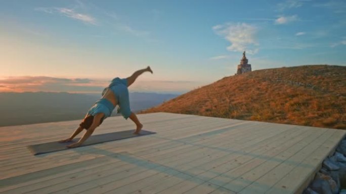 日落时在山顶上做瑜伽的CS女人