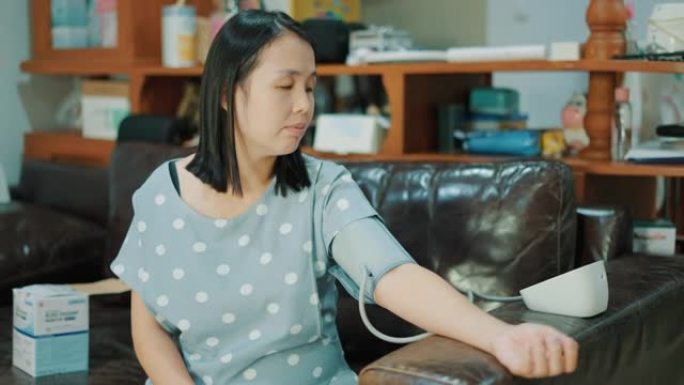 女人在家检查血压监测。