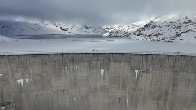 空中无人机拍摄了山区积雪覆盖的大坝