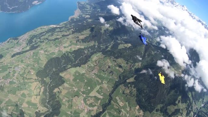 翼服飞行者在高山景观上翱翔