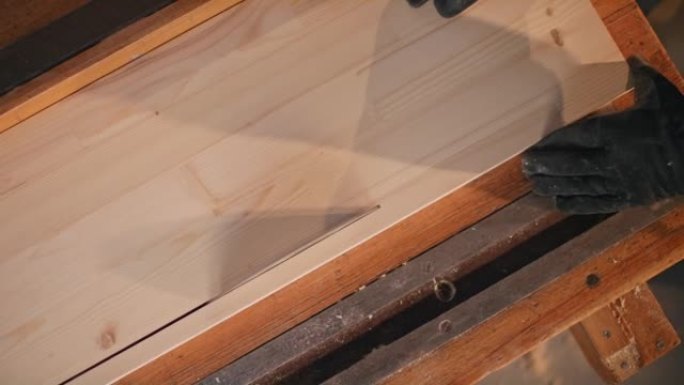 LD木板被推向台锯并切割