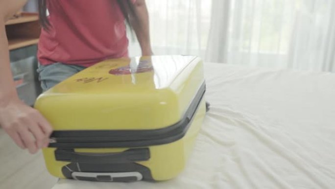 女人在家打包手提箱，旅游和旅游的概念。