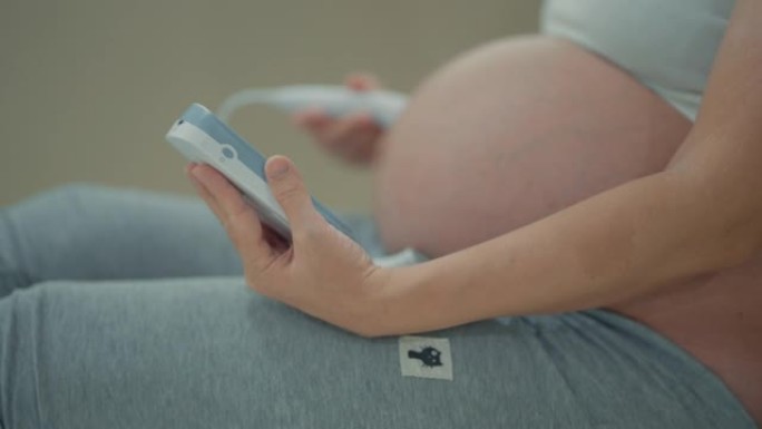 孕妇用胎儿多普勒听宝宝心跳