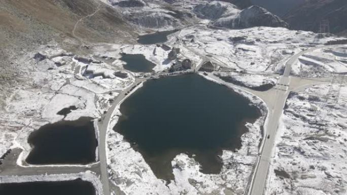 空中无人机在冬季的山口顶部拍摄小湖
