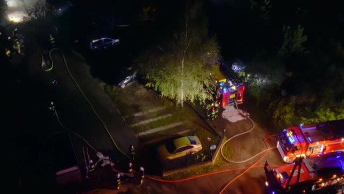 一群消防员夜间灭火的无人机飞行视点。英雄准备在危机中拯救生命
