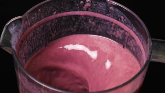 用草莓和黑莓制备奶昔的过程