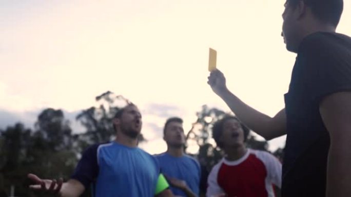 足球运动员在比赛中举起黄牌时与裁判争吵