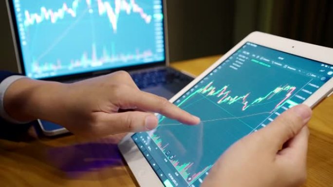 投资者正在交易股票。在电子市场上，通过计算机通过互联网通过手机。