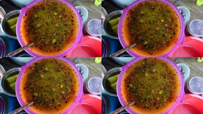塑料盘子里的酸辣甜液体。制作酸辣甜味液体搅拌机。印度次大陆传统和流行的街头食品Chotpoti。