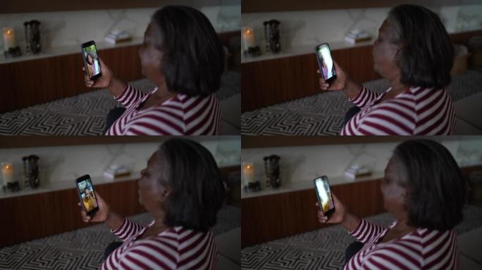 高级女性在家中通过智能手机进行视频通话