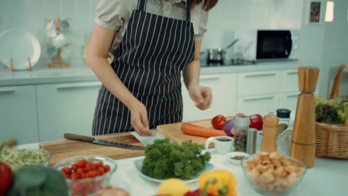 女人为纯素食准备午餐。