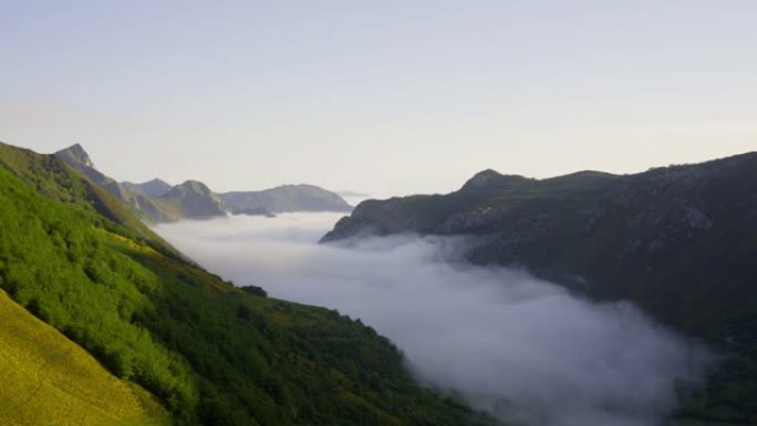 在有山的山谷中，云的时光倒流