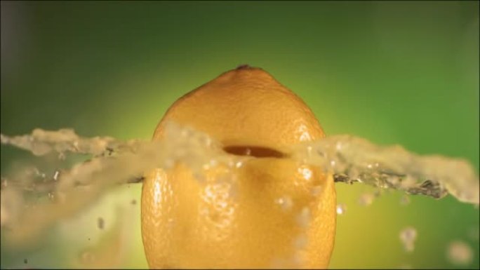 半柠檬掉落并溅到白色背景上。食物悬浮概念。慢动作
