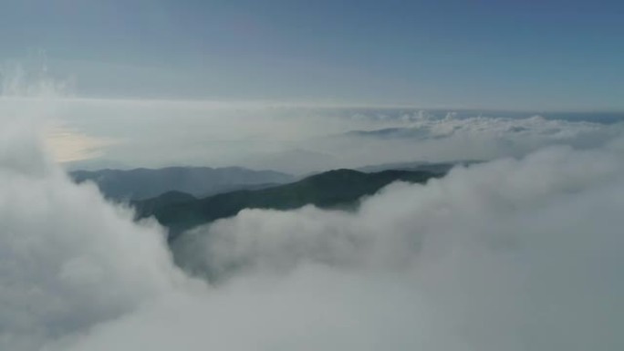 飞越沿海云层的鸟瞰图