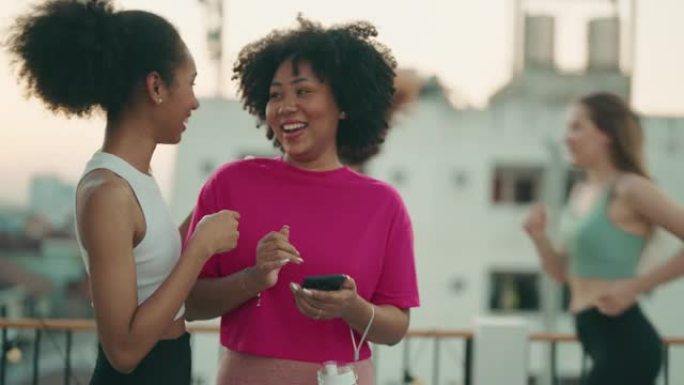 非洲裔美国女性朋友一起使用智能手机时放松和享受对话