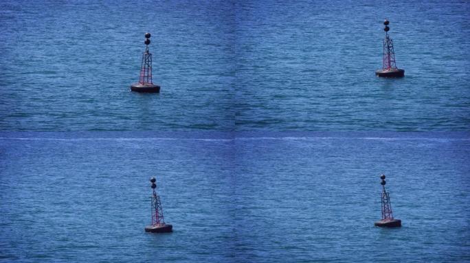 漂浮在海水上的导航浮标