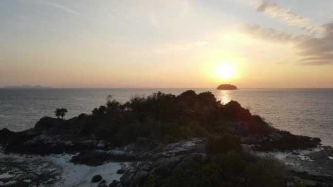 泰国萨顿省利普岛日出的鸟瞰图，阳光反射和戏剧性的天空