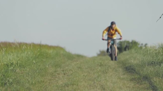 慢动作: 男子山地车自行车骑手