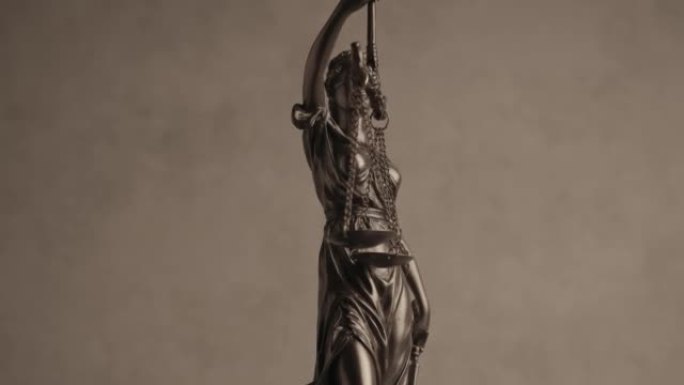 象征平等与权力、正义与平衡、手持天平与剑、旋转的青铜法像项目录像
