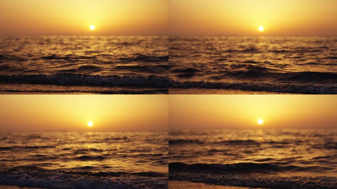 海上完美的金色日落