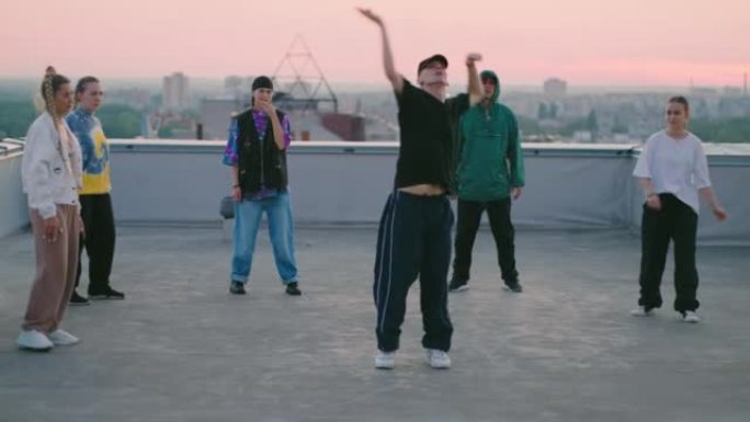年轻人在屋顶上跳舞现代街舞，霹雳舞和嘻哈舞蹈