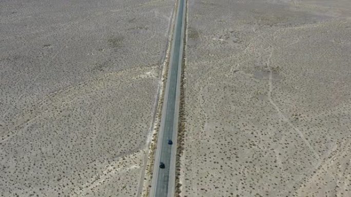 加州阳光照亮沙漠之路。旅行的鸟瞰图