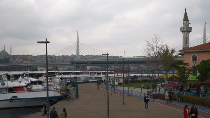多云的一天伊斯坦布尔市著名的海湾长廊地铁大桥慢动作全景4k土耳其